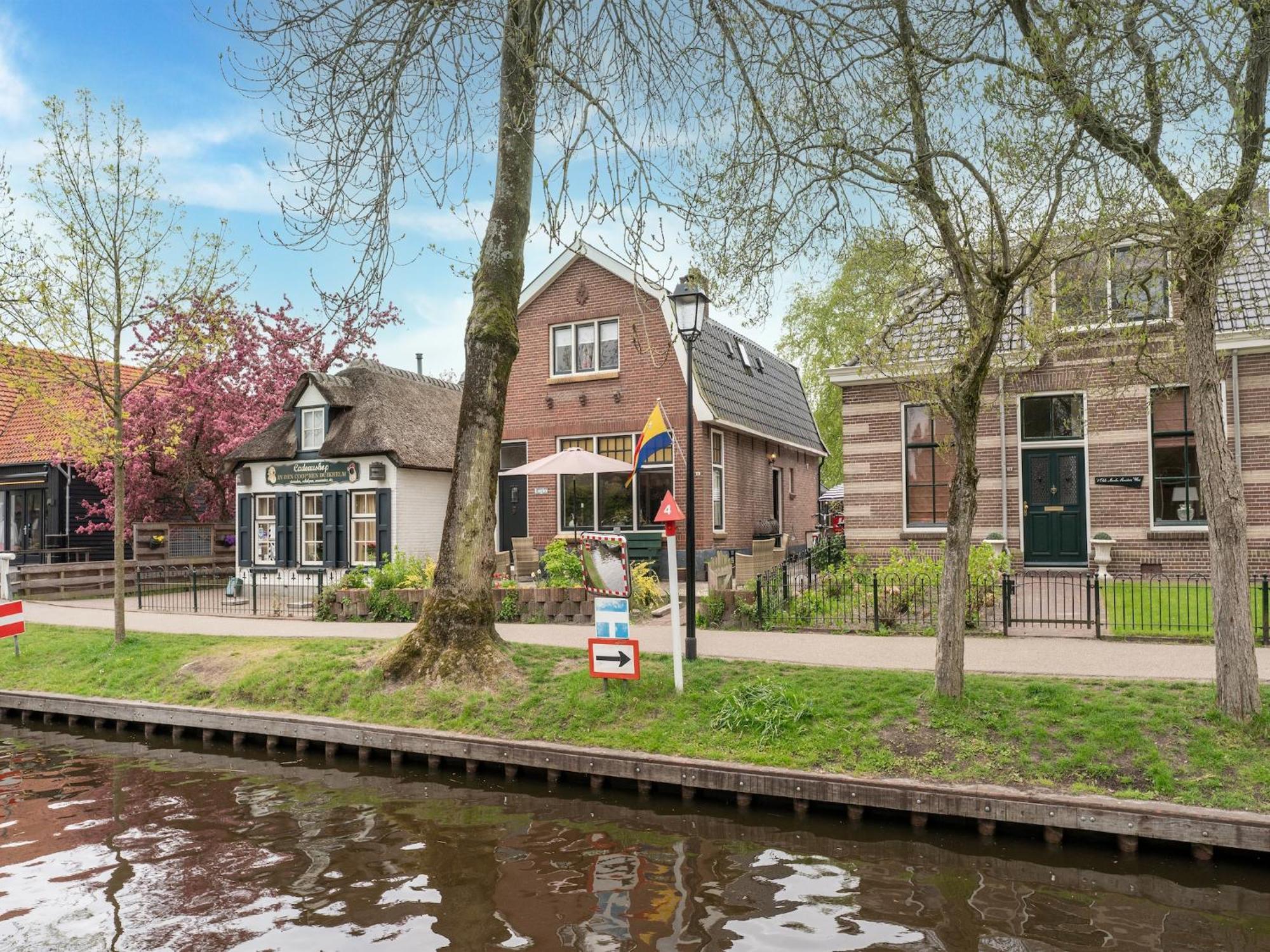 Lodge In Giethoorn With Breakfast Exterior photo