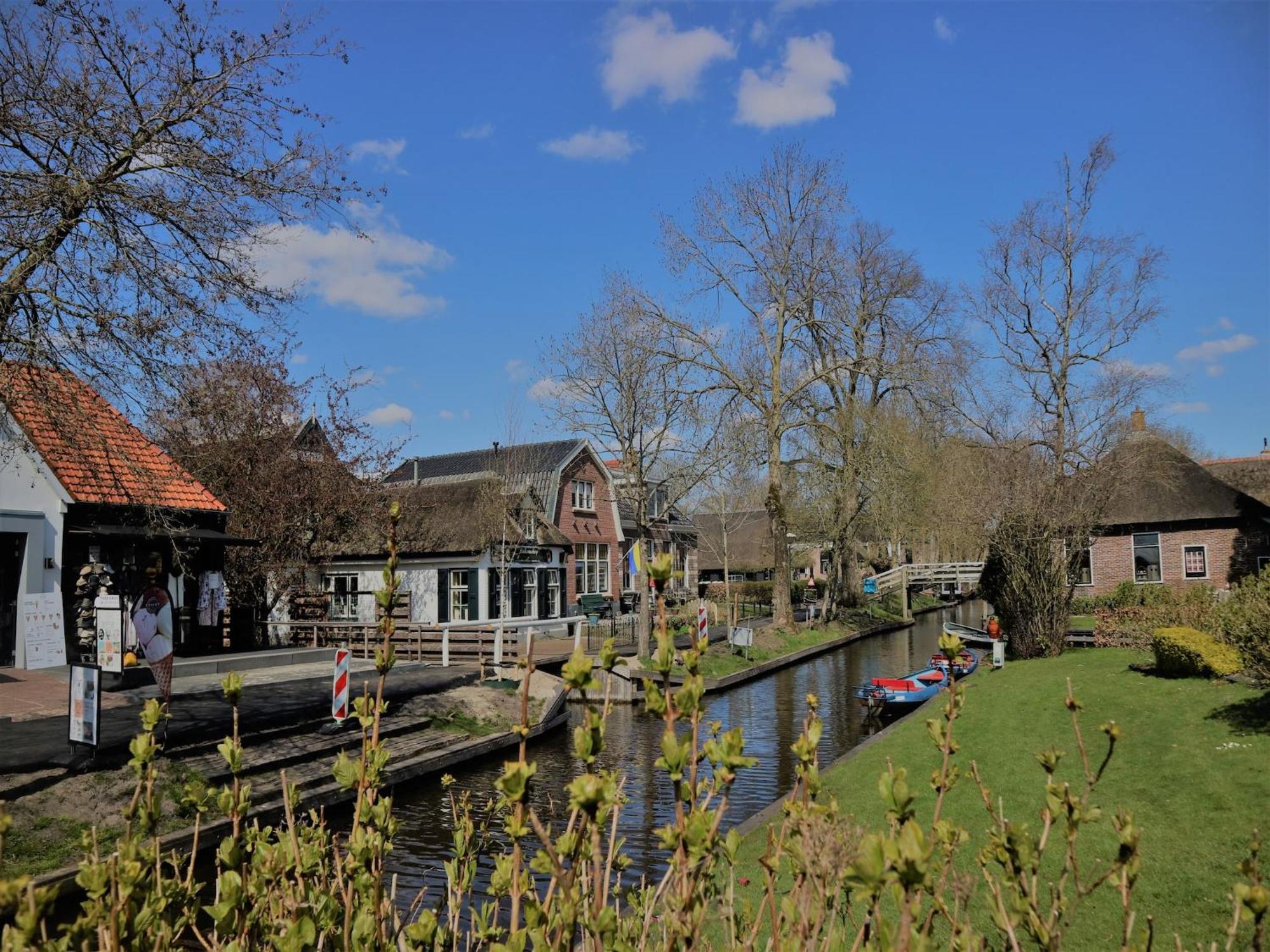 Lodge In Giethoorn With Breakfast Exterior photo